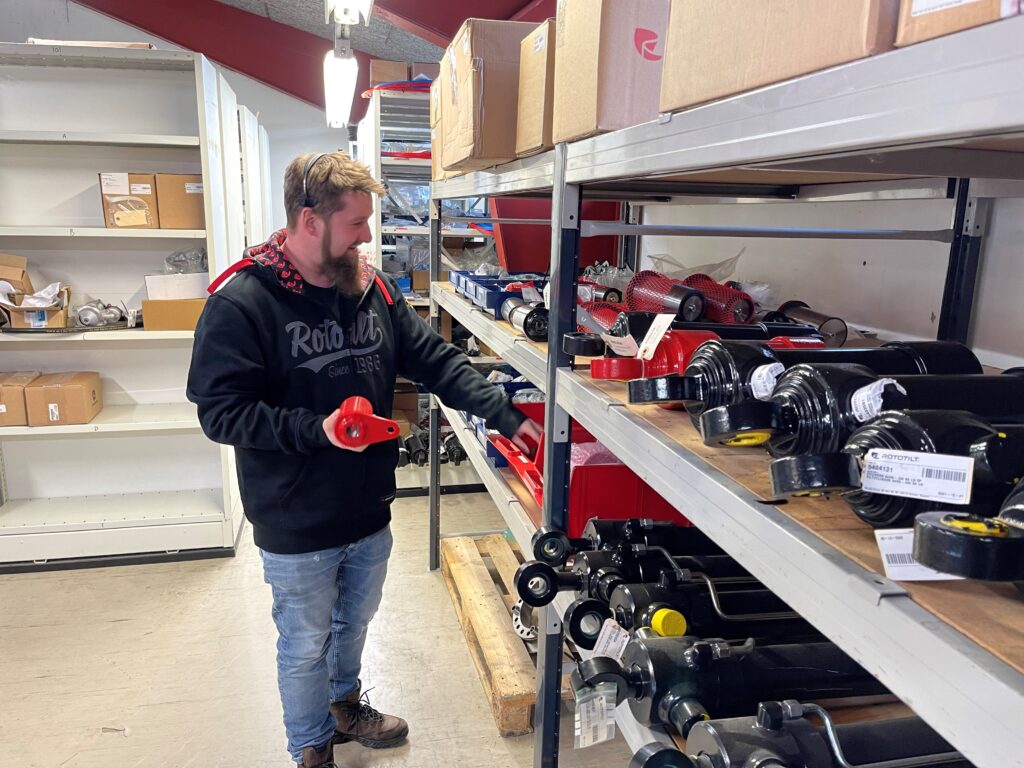 Reservedele på hylderne hos Skovteknik