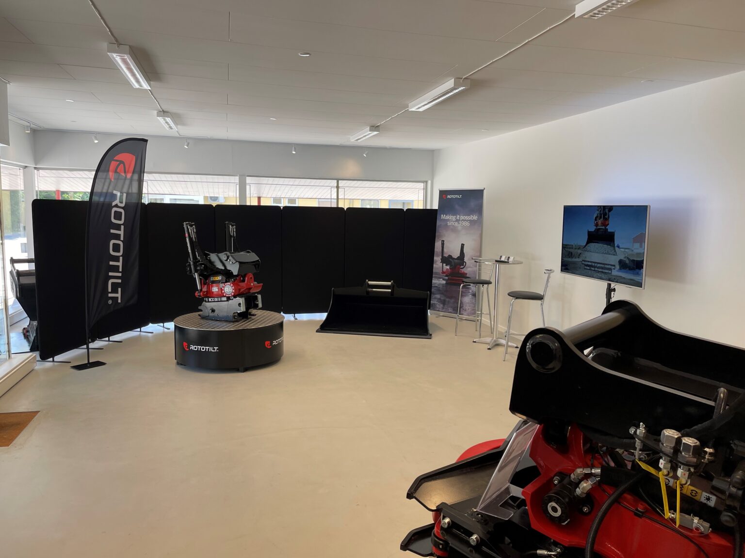 Showroomet med udstillede tiltrotatorer
