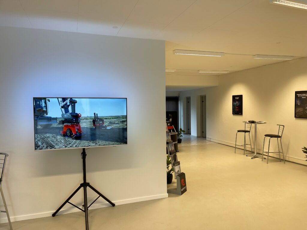 Skærm og produkter i showroomet