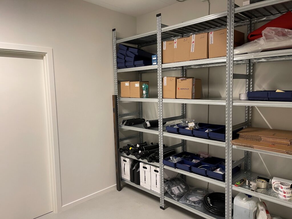 Reservedele på hylder i showroomet